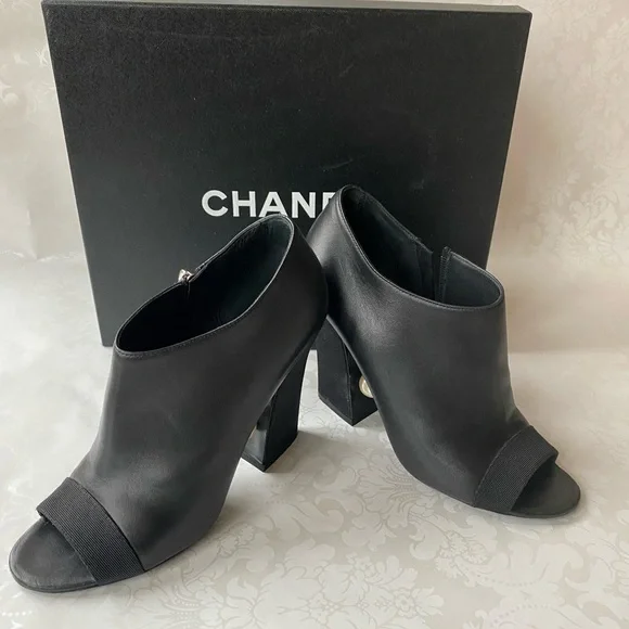 CHANEL - Picture 3 of 7